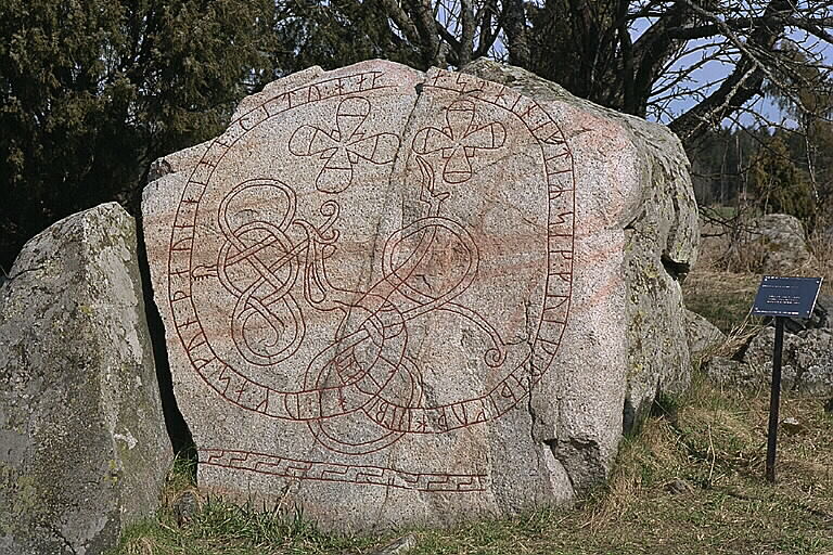 Runes written on flyttblock, rödgrå granit med röda strimmor. Date: V